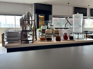 Se ofrece un desayuno bufé (229 MXN por persona)