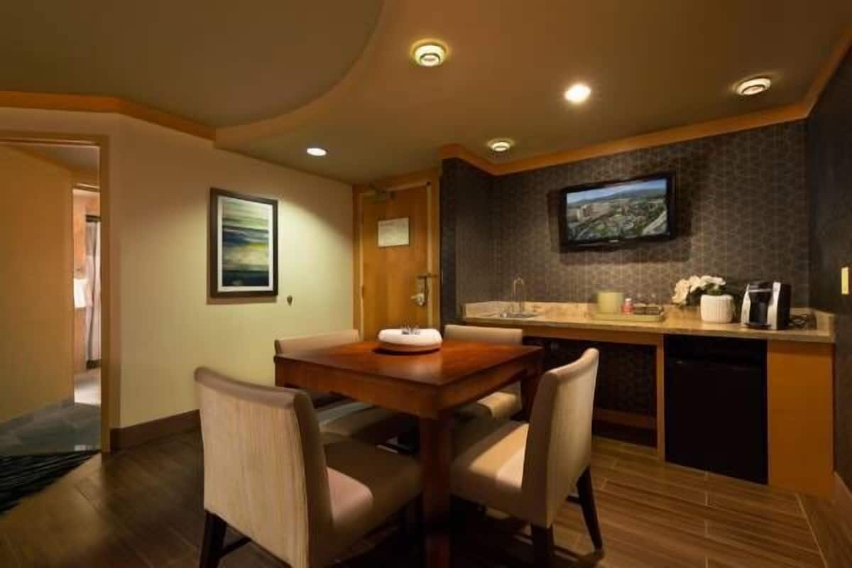 Minibar, in-room safe, desk, iron/ironing board