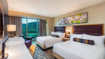 Minibar, in-room safe, desk, iron/ironing board