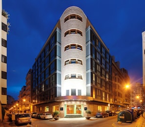 Artículos del minibar gratis y caja de seguridad en la habitación