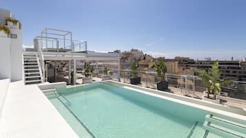 Piscina coberta, piscina a l'aire lliure de temporada i para-sols