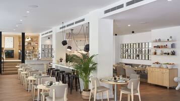 Esmorzar diari d'estil bufet (16 EUR per persona)