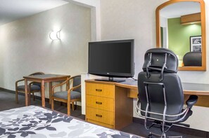 Suite, 1 très grand lit et 1 canapé-lit, accessible aux personnes à mobilité réduite, non-fumeurs | Bureau, fer et planche à repasser, Wi-Fi gratuit, draps fournis