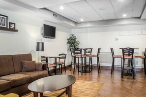 Lobby - Sleep Inn & Suites Bensalem (Bensalem)