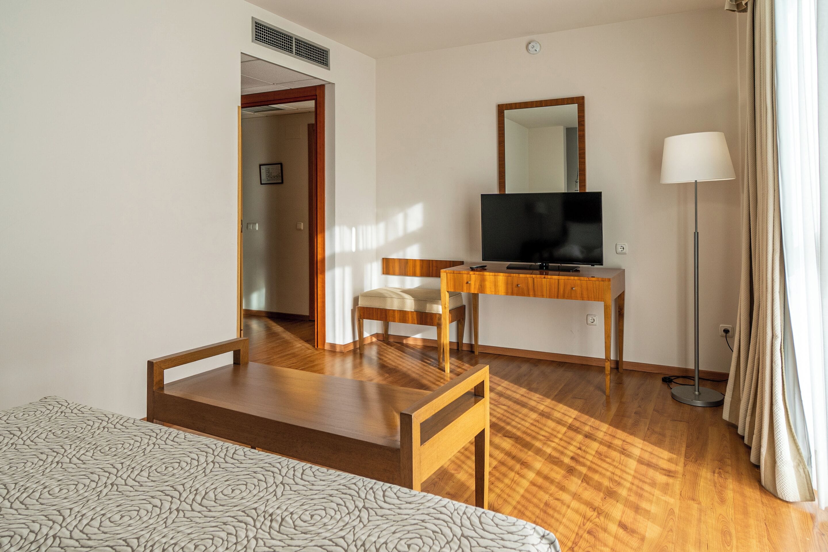 Minibar, caja de seguridad en la habitación y escritorio 