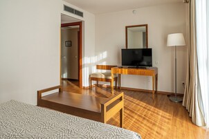 Junior Suite | Minibar, in-room safe, desk, blackout drapes