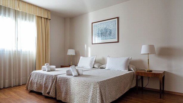 Quadruple Room | Minibar, safe på rommet, skrivebord og blendingsgardiner