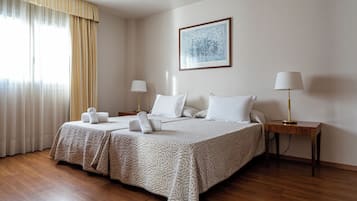 Quadruple Room | Minibar, caja fuerte, escritorio y cortinas opacas
