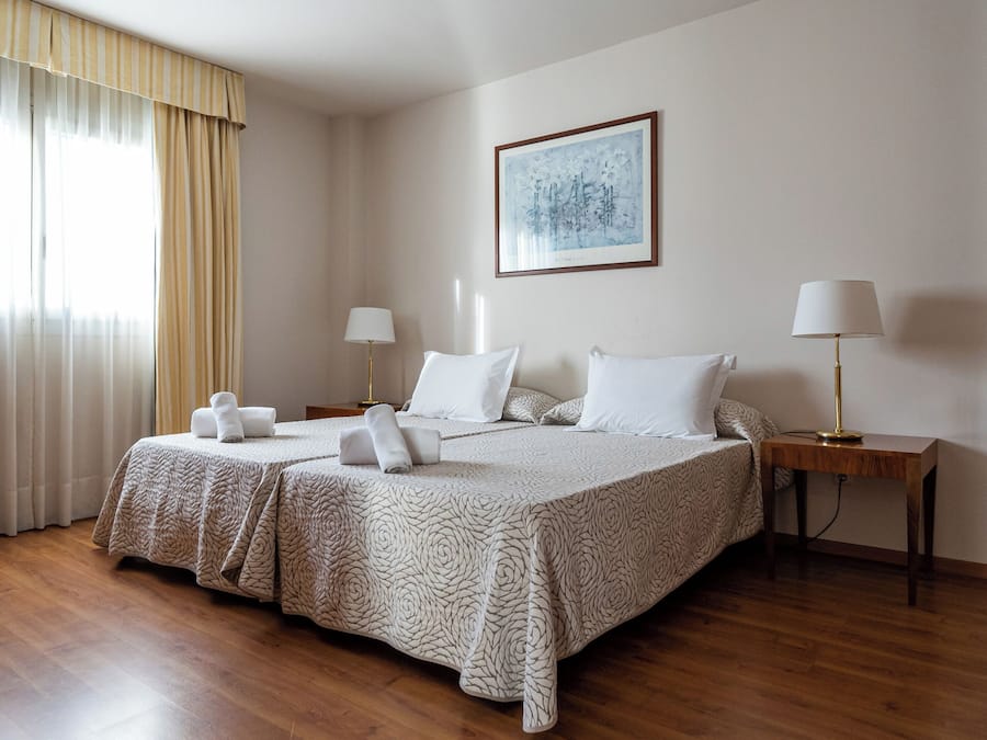 Quadruple Room | Minibar, caja fuerte, escritorio y cortinas opacas
