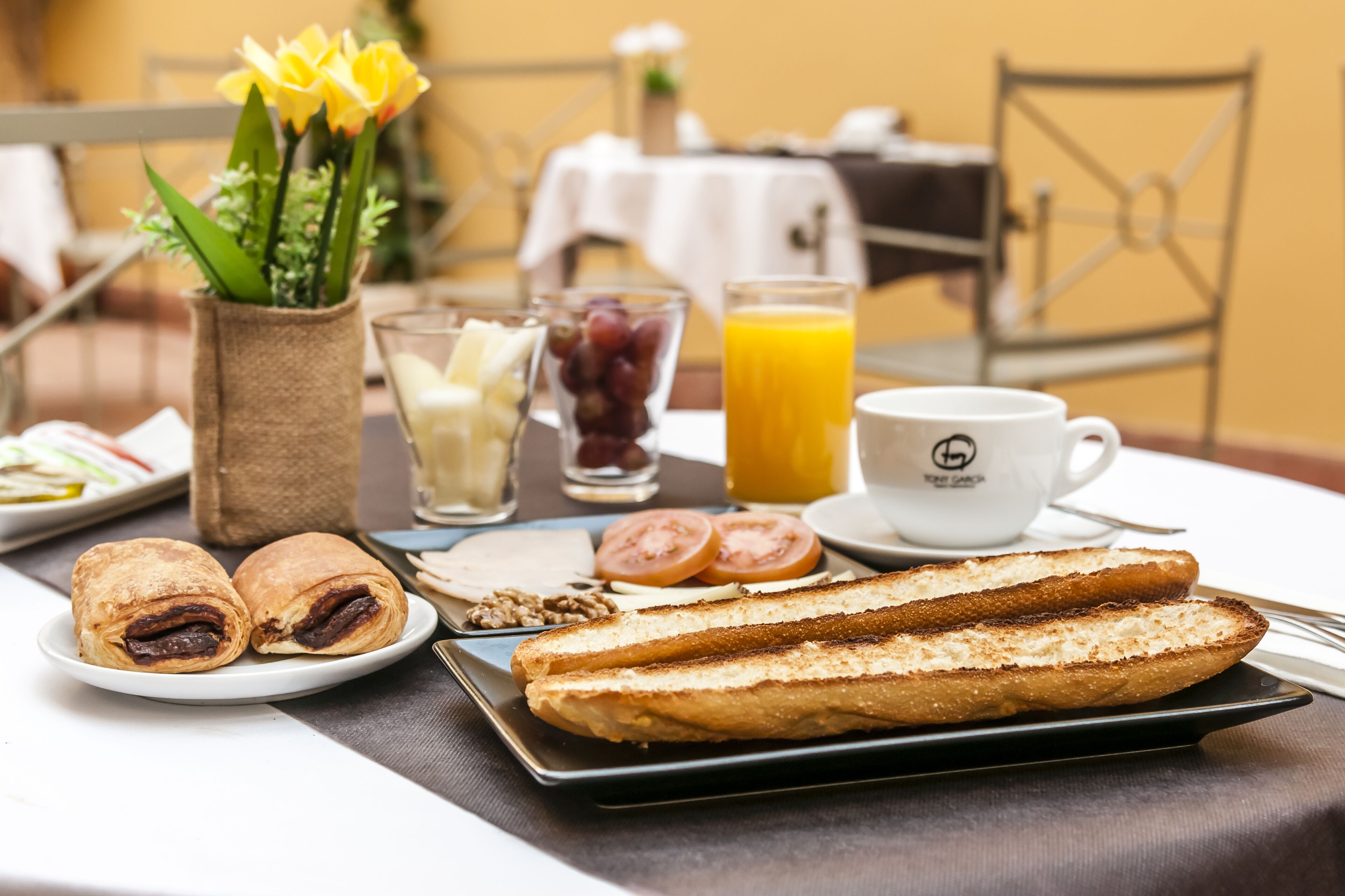 Tägliches Frühstücksbuffet (10.50 EUR pro Person)