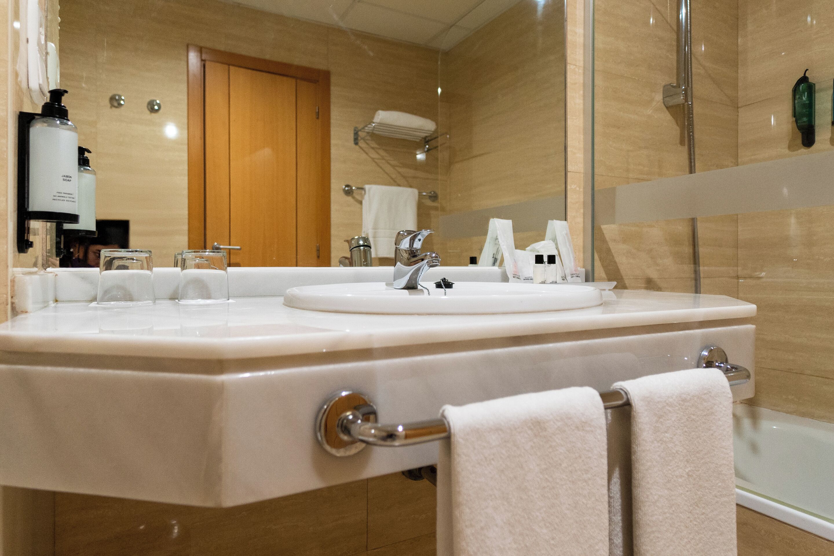 Bañera, artículos de higiene personal gratuitos, secador de pelo y bidé