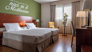 Habitación con 1 cama doble o 2 individuales | Minibar, caja fuerte, escritorio y cortinas opacas