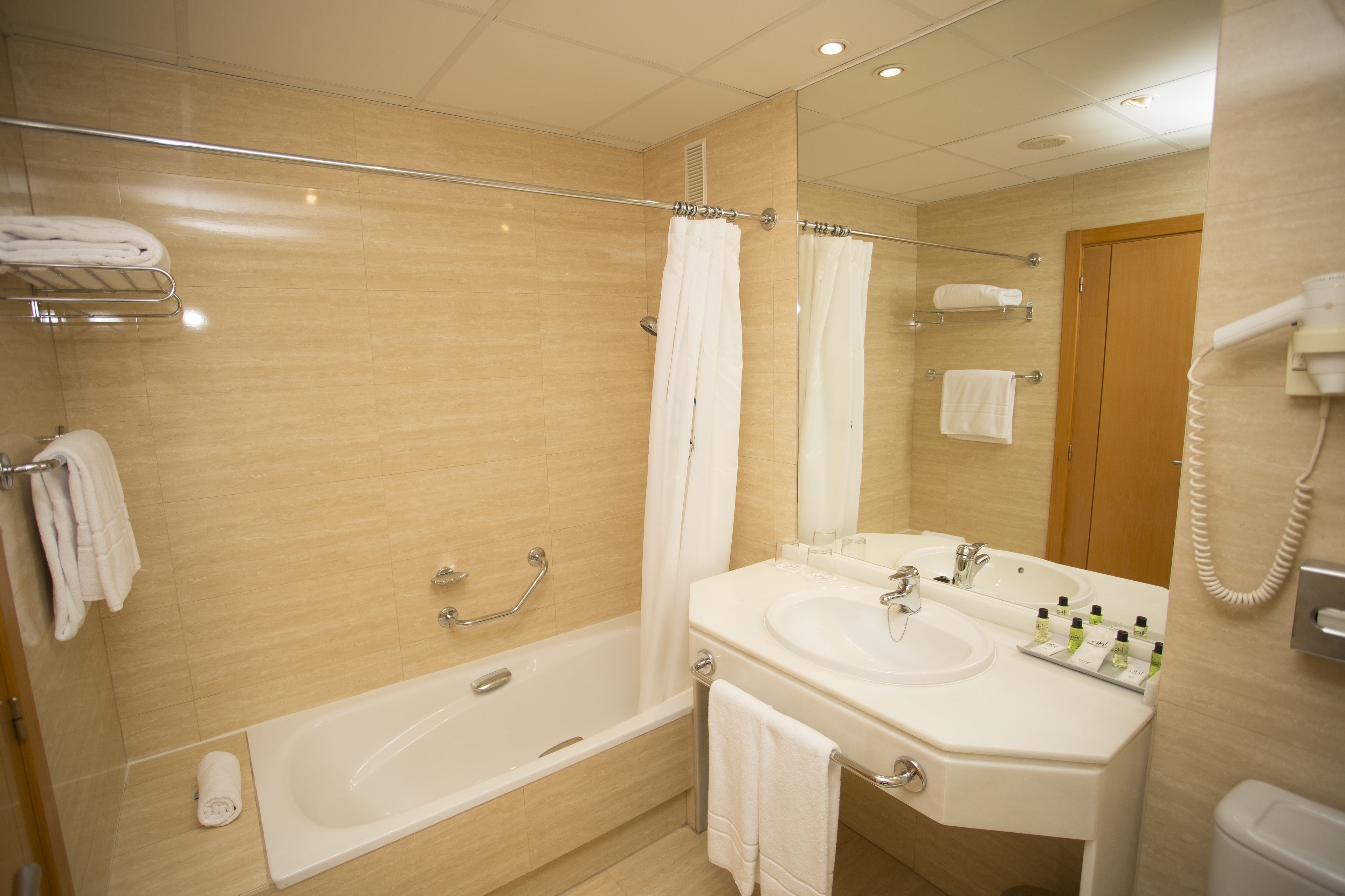 economy twin room | bathroom | bathtub, free toiletries, hair dryer, towels