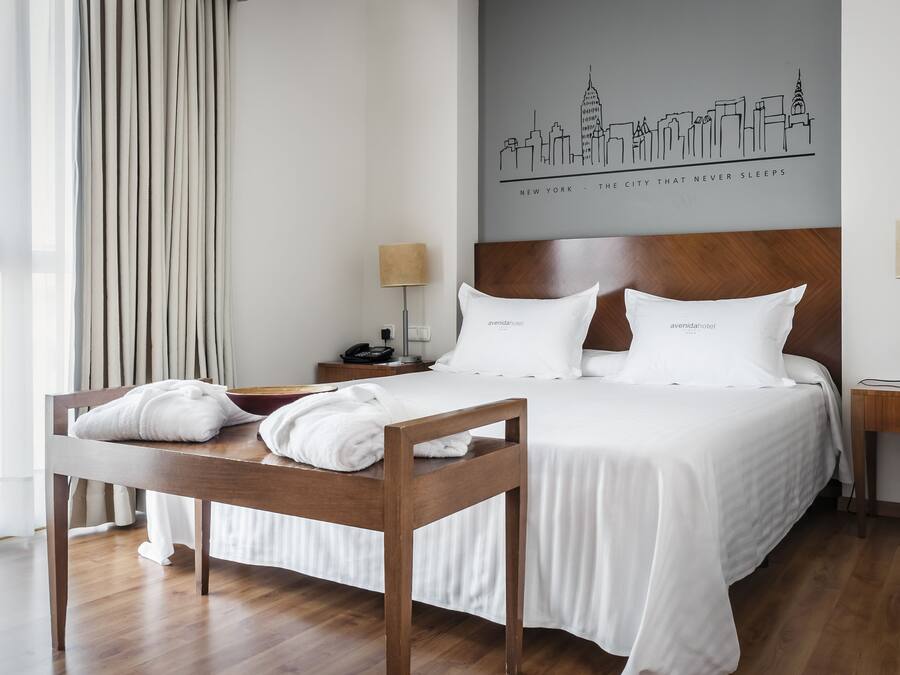 Minibar, Zimmersafe, Schreibtisch, VerdunkelungsvorhÀnge