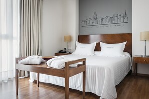 Minibar, in-room safe, desk, blackout curtains - Sercotel Avenida Hotel Almería (Almeria)