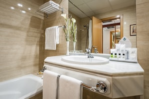 Double or Twin Room | Bathroom | Bathtub, free toiletries, hair dryer, towels