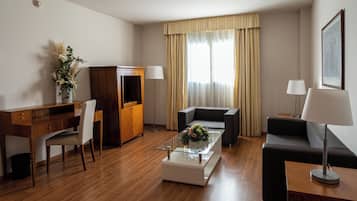 Junior-Suite | Minibar, Zimmersafe, Schreibtisch, Verdunkelungsvorhänge