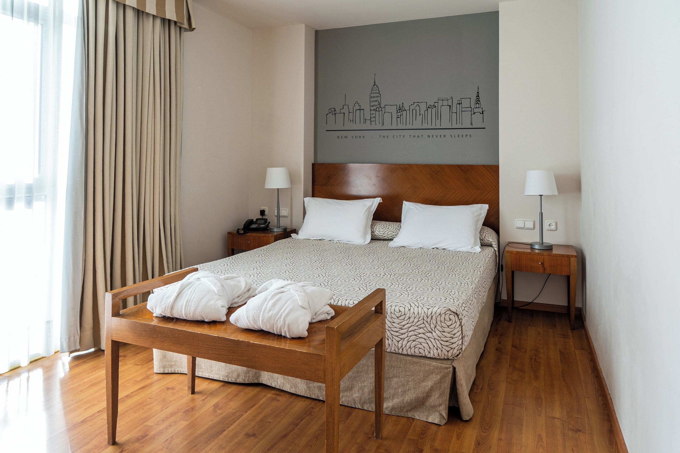 Suite Junior | Minibar, una cassaforte in camera, una scrivania, tende oscuranti