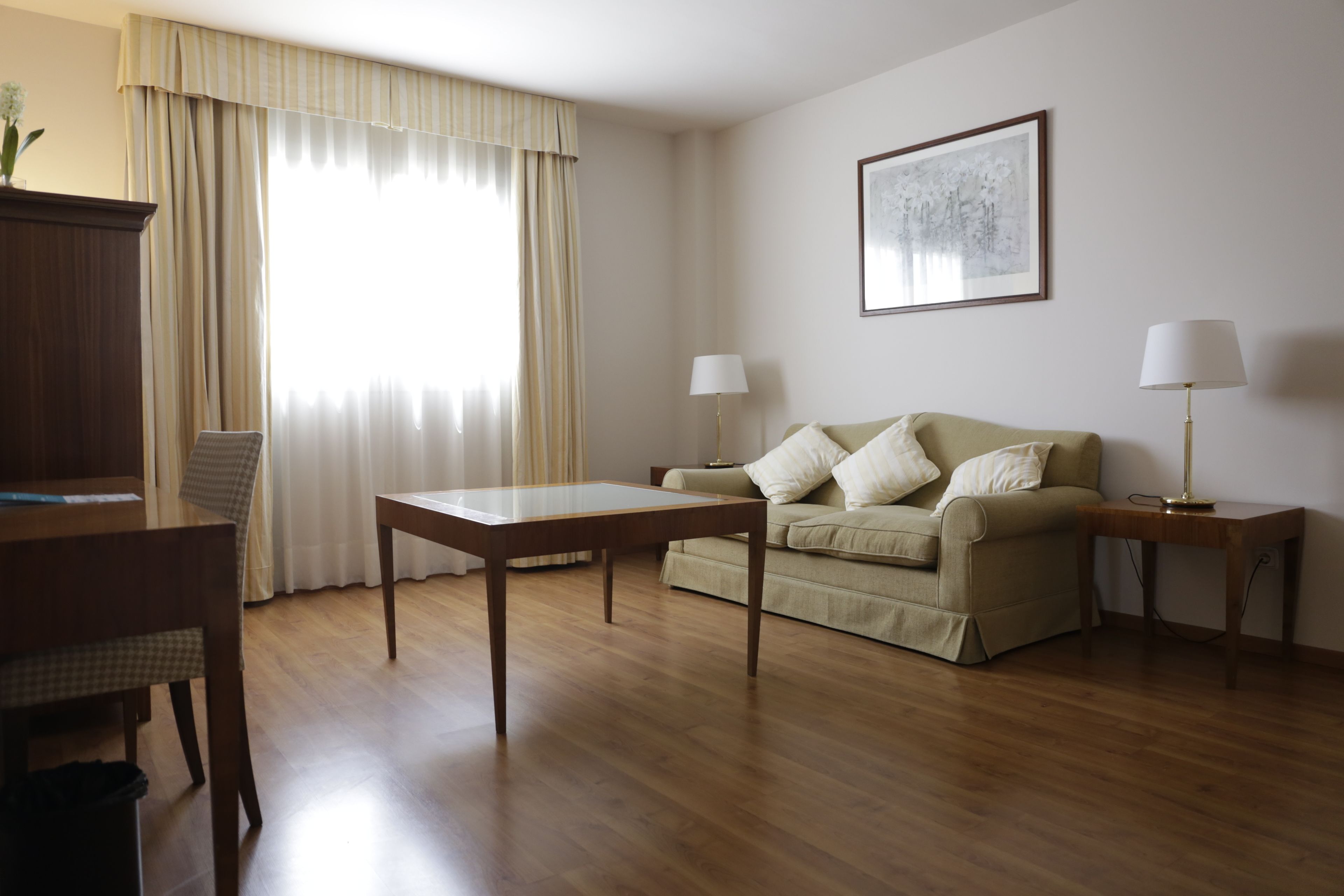 Een minibar, een kluis op de kamer, een bureau, verduisterende gordijnen