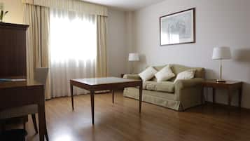 Een minibar, een kluis op de kamer, een bureau, verduisterende gordijnen