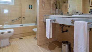 Bañera, artículos de tocador gratuitos, secador de pelo, bidet