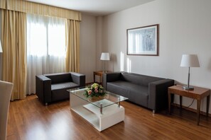 Suite – junior | Minibar, safe på rommet, skrivebord og blendingsgardiner