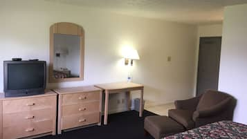 Classic Room, 1 King Bed | Desk, iron/ironing board, free WiFi