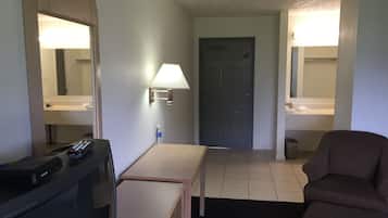 Chambre Classique, 1 trĂšs grand lit | Bureau, fer et planche Ă repasser, Wi-Fi gratuit