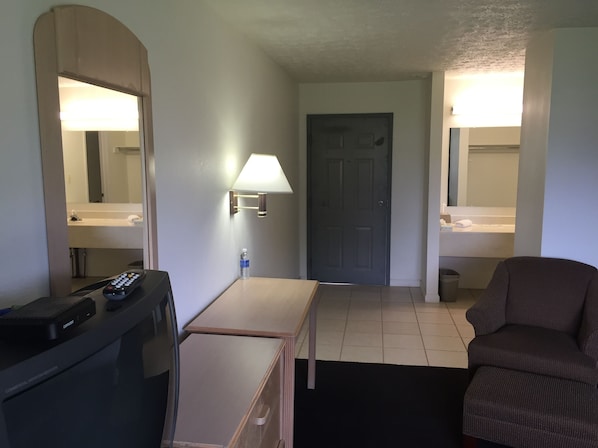 Classic Room, 1 King Bed | 1 bedroom, desk, iron/ironing board, free WiFi