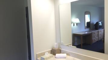 Combined shower/tub, free toiletries