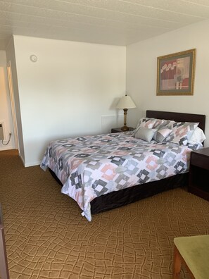 Desk, blackout curtains, iron/ironing board, free WiFi - Monticello Inn (Monticello)