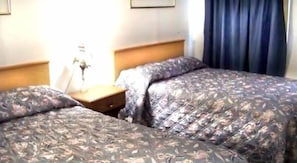 Classic-Zimmer, 2 Doppelbetten | Schreibtisch, Verdunkelungsvorhänge, Bügeleisen/Bügelbrett