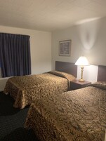 Escritorio, cortinas blackout y tabla de planchar con plancha 