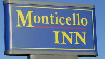 A sign for Monticello Inn with a blue background and yellow lettering.