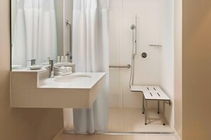 Toalettartikler (inkludert), hårføner og håndklær