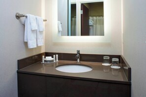 Duschwanne, kostenlose Toilettenartikel, Haartrockner, Handtücher