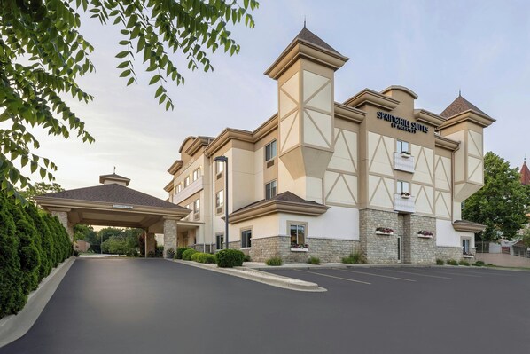 A hotel with a modern design, featuring a covered entrance, multiple balconies, and a parking lot. - SpringHill Suites by Marriott Frankenmuth (Frankenmuth)
