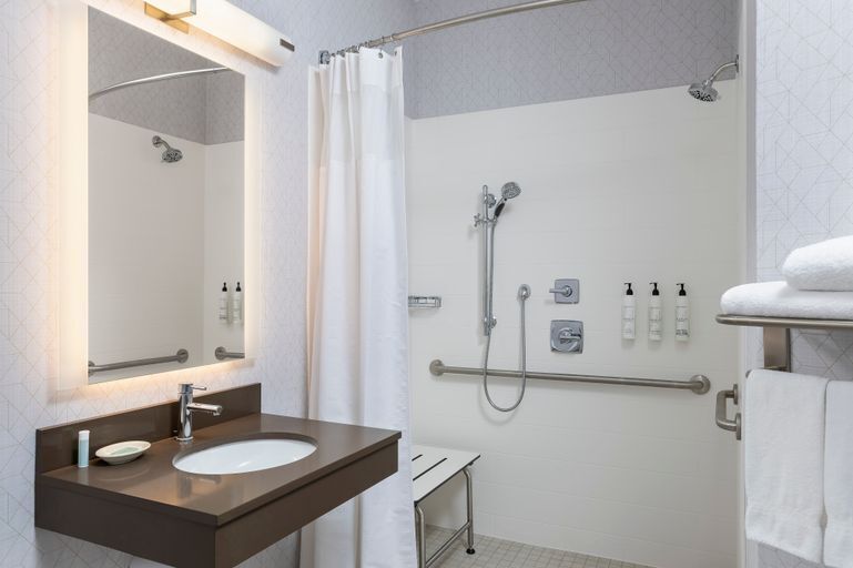 Combined shower/tub, free toiletries, hair dryer, towels