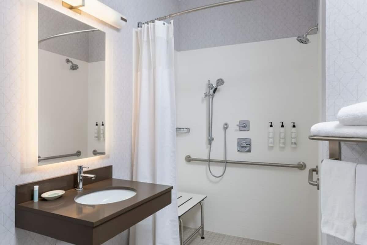 Combined shower/tub, free toiletries, hair dryer, towels