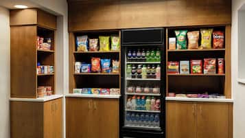 Zona de venta automática con diferentes opciones de aperitivos y bebidas.