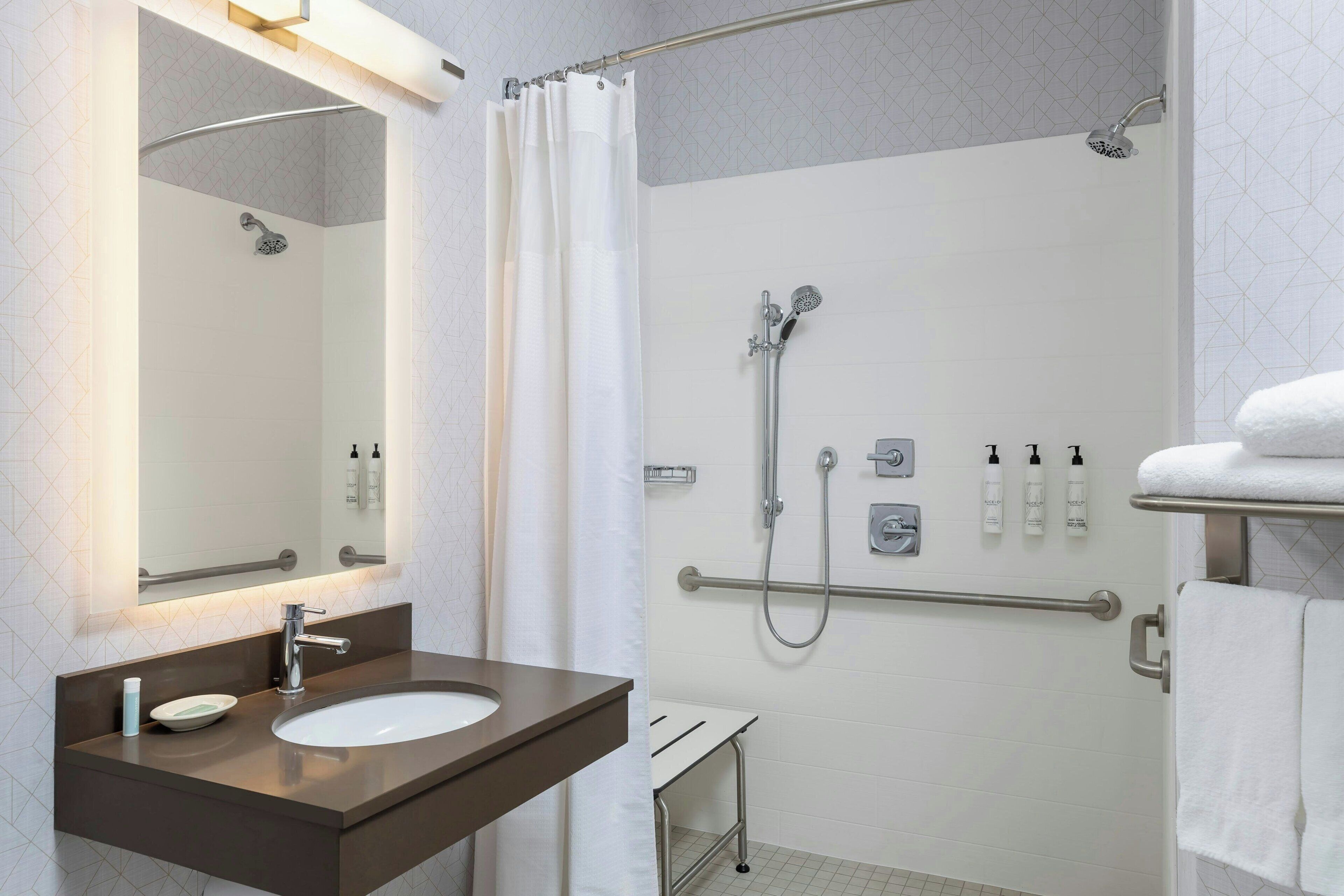 studio, 1 king bed, non smoking | bathroom | combined shower/bathtub, free toiletries, hair dryer, towels