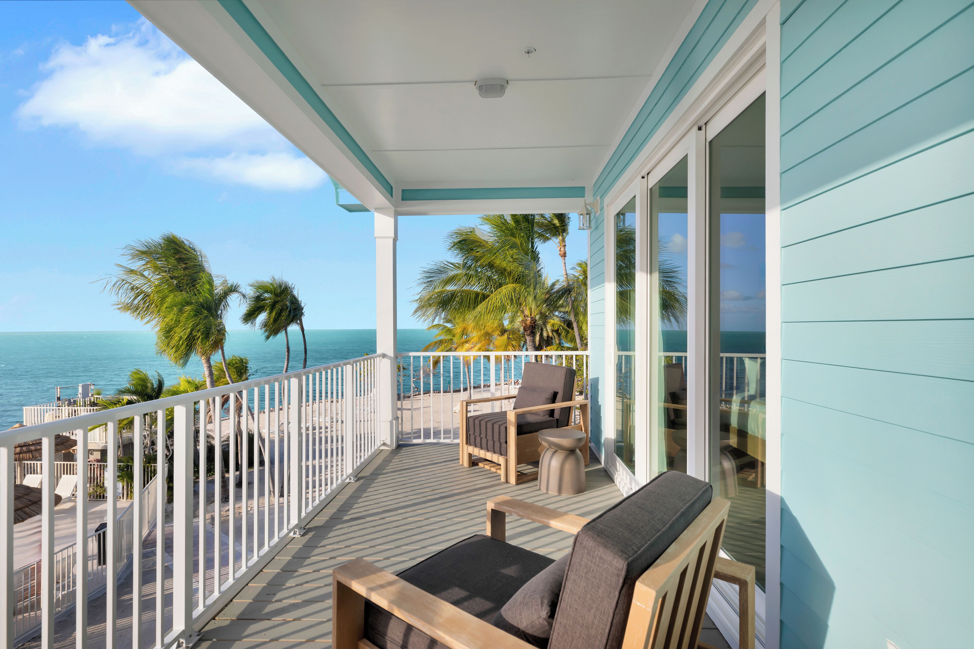 Hibiscus Waterfront 2-Bedroom, Two Bath Master Suite (Brand New) | 露台/庭院