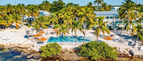 3 Außenpools, geöffnet von 07:30 Uhr bis 18:00 Uhr, Liegestühle