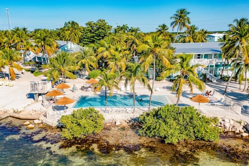 3 outdoor pools, open 7:30 AM to 6:00 PM, pool loungers