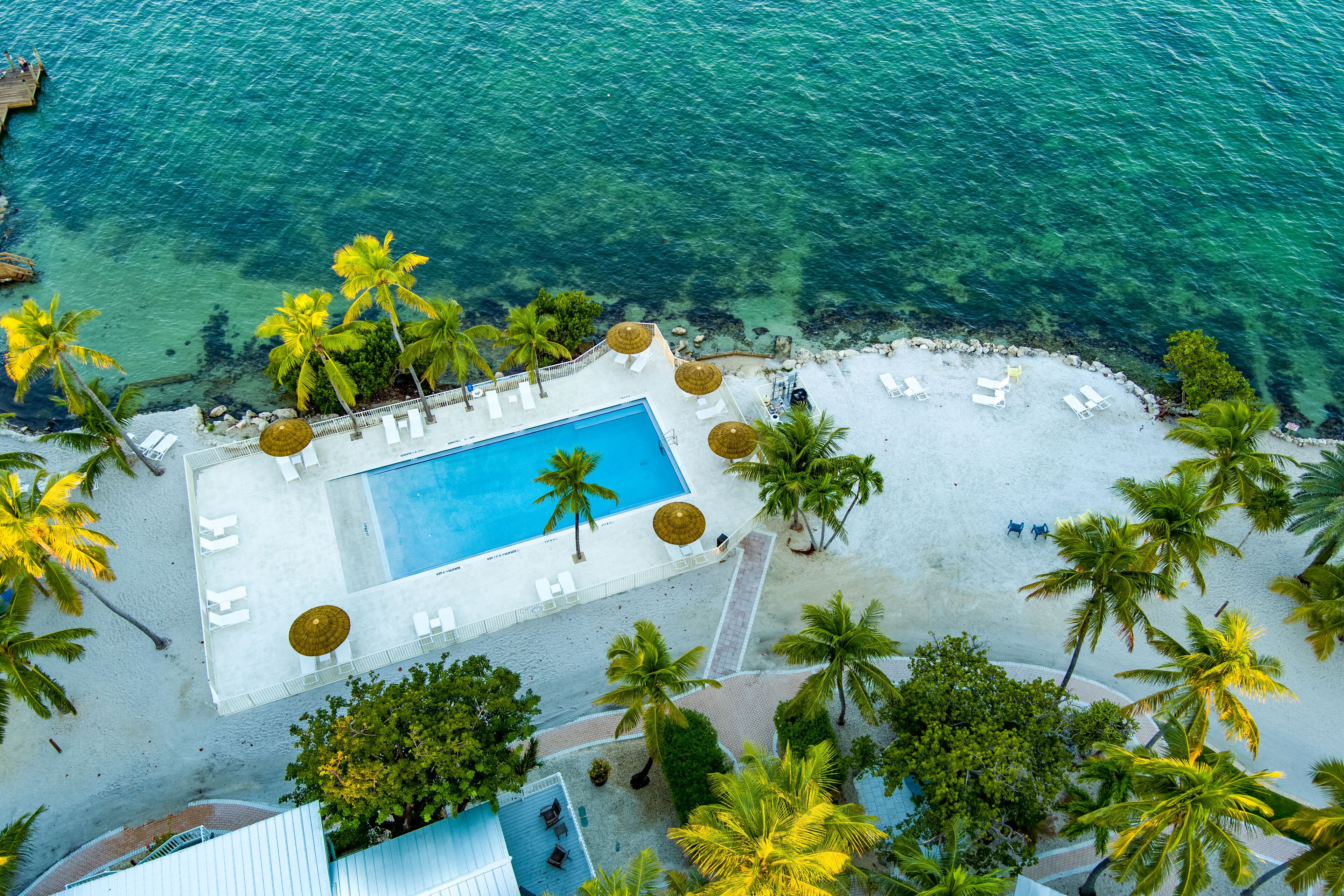 3 outdoor pools, pool loungers