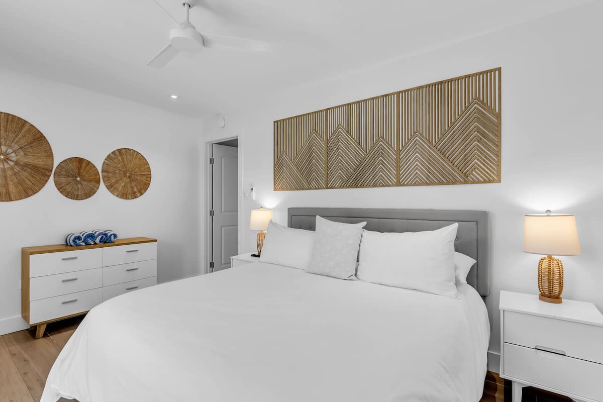 Sunset Bay Suites off Main Property | 고급 침구, 미니바, 객실 내 금고, 책상