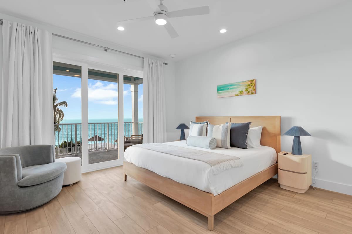 Hibiscus Waterfront 2-Bedroom, Two Bath Master Suite (Brand New) | 고급 침구, 미니바, 객실 내 금고, 책상