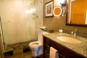 Bañera con ducha, artículos de tocador de diseñador, secador de pelo