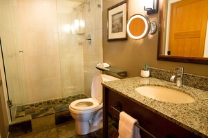 Bañera con ducha, artículos de tocador de diseñador, secador de pelo