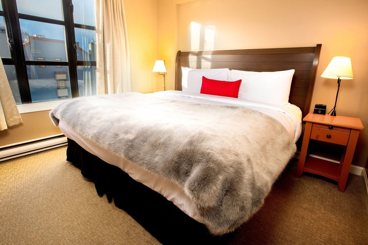 Literie de qualité, couette en duvet, lit avec matelas à plateau-coussin